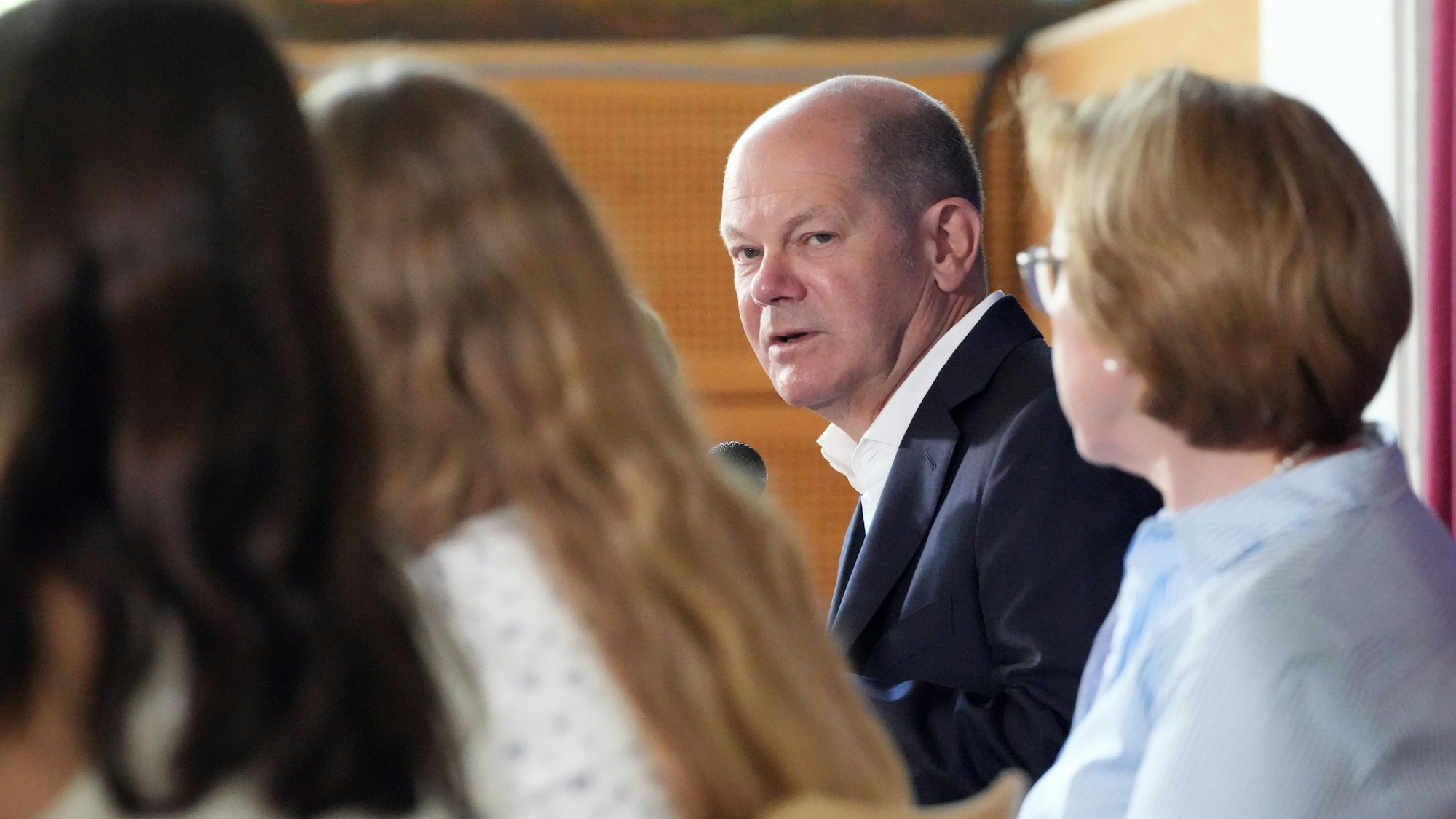 Bundeskanzler Olaf Scholz (SPD) besucht anlässlich des EU-Projekttages die Eigenherd-Schule und beantwortet in der Mensa die Fragen der auf dem Podium sitzenden Schüler der sechsten Klassenstufe.
