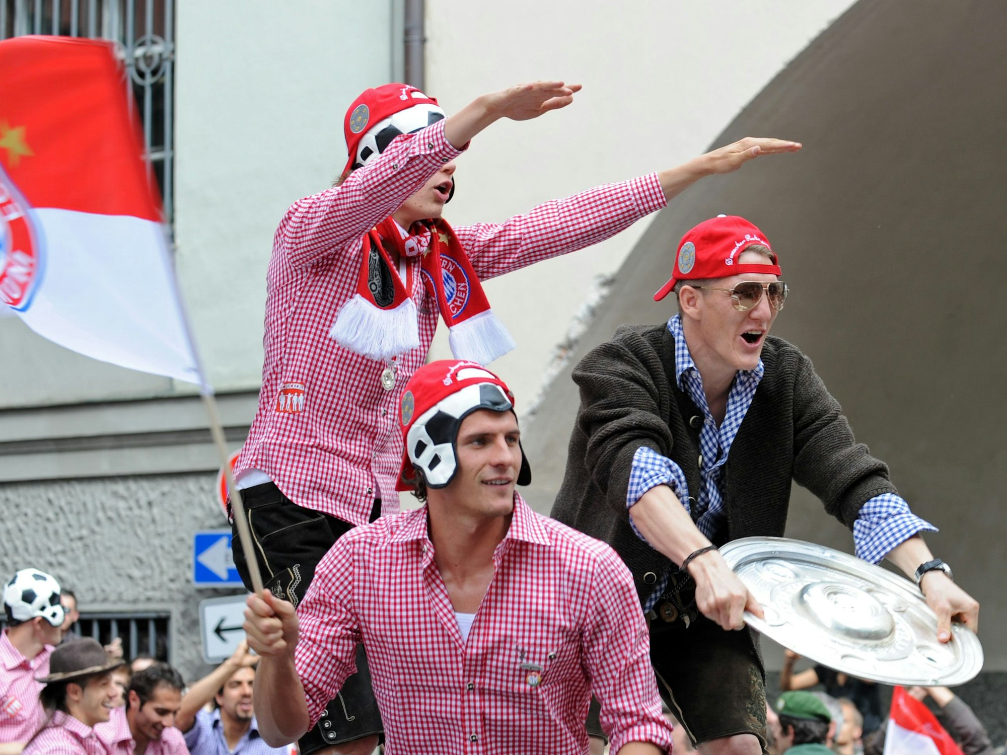 Holger Badstuber (l-r), Mario Gomez und Bastian Schweinsteiger von Bayern München bei der Meisterfeier.