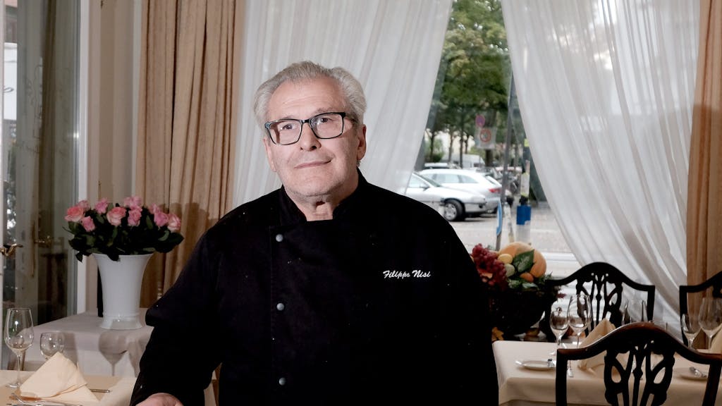 Filippo Nisi steht mit seiner schwarzen Kochjacke in dem Restaurant, das seinen Namen trägt.