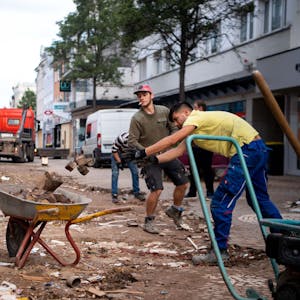 Aufräumarbeiten nach der Flutkatastrophe im Kreis Euskirchen. Hier wird das Pflaster in der Euskirchener Innenstadt abgetragen.