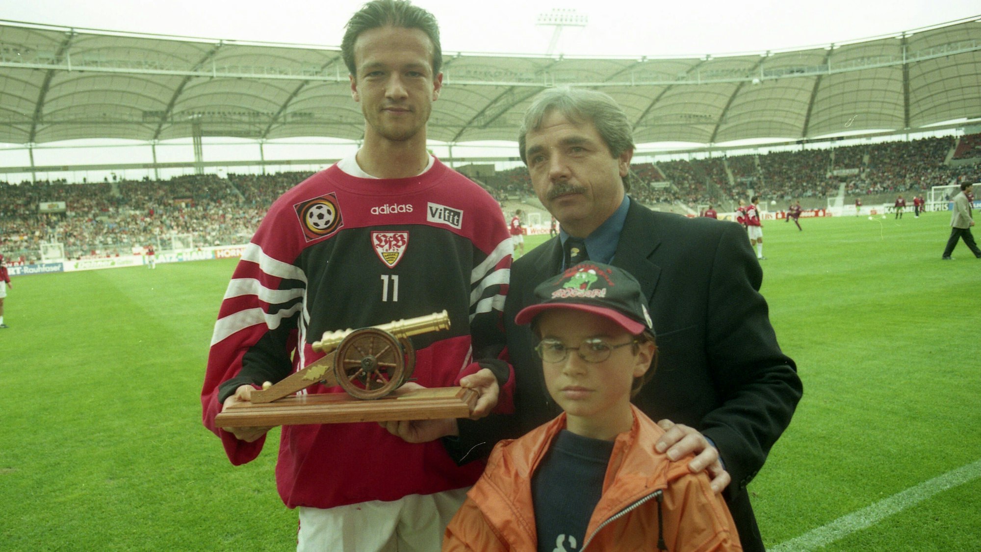 Fredi Bobic bekommt im Rahmen des Spiels VfB Stuttgart gegen Fortuna Düsseldorf am 21. September 1996 die Torjägerkanone überreicht.