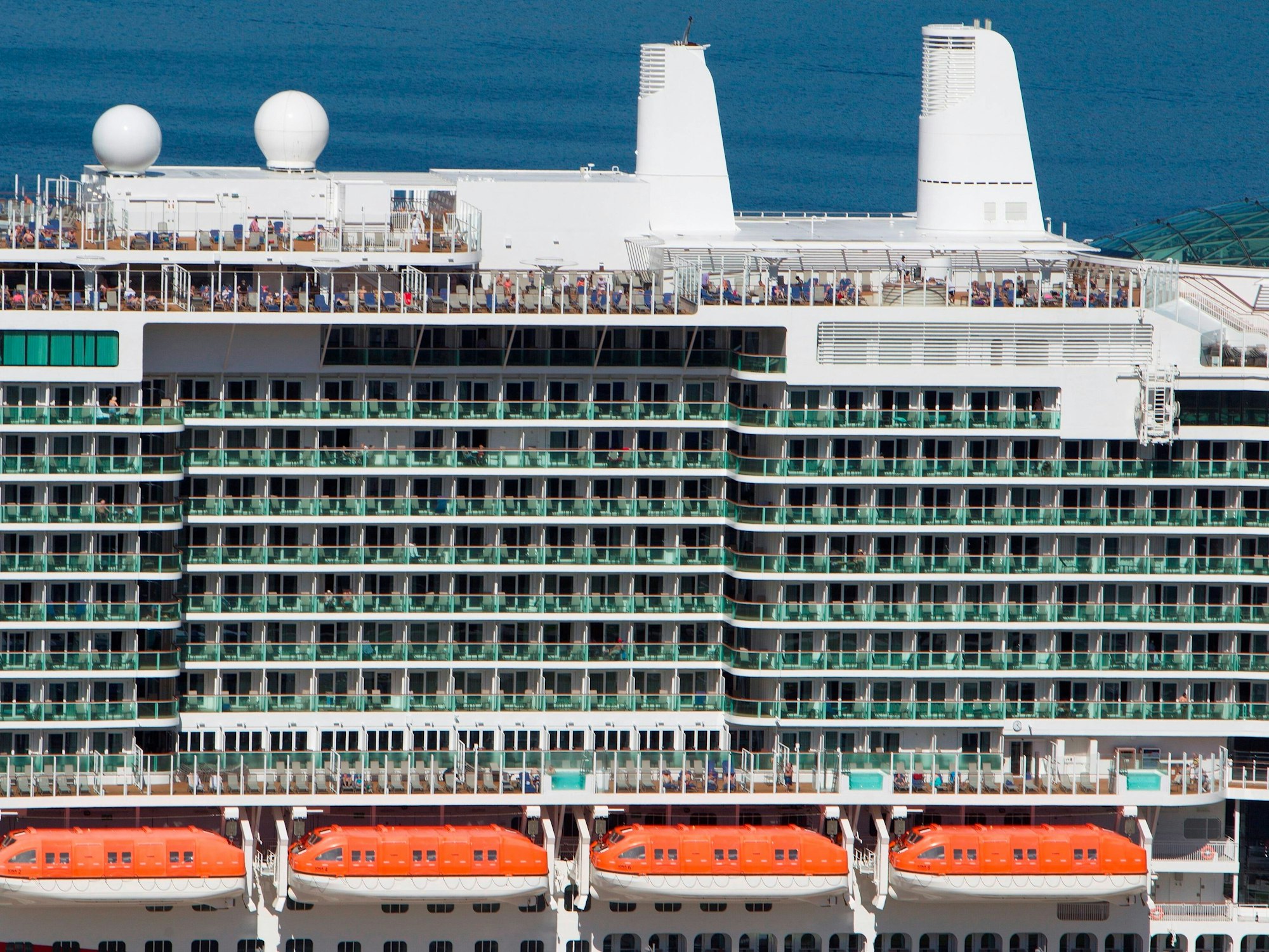 Der Blick auf die Kabinen des Kreuzfahrtschiffes MS Iona