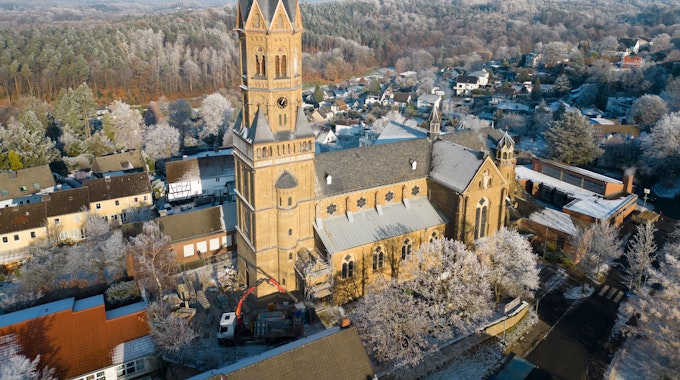 Das Foto zeigt die Kirche St. Nikolaus Bensberg.