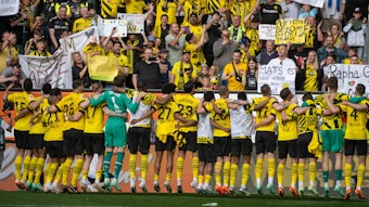 Dortmunds Spieler jubeln vor ihren Fans.