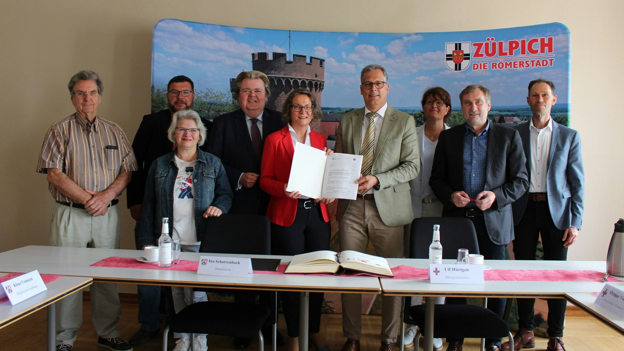12,06 Millionen Euro beinhaltet der Bewilligungsbescheid, den Ina Scharrenbach an Bürgermeister Ulf Hürtgen überreichte.