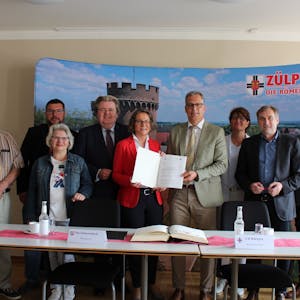 12,06 Millionen Euro beinhaltet der Bewilligungsbescheid, den Ina Scharrenbach an Bürgermeister Ulf Hürtgen überreichte.