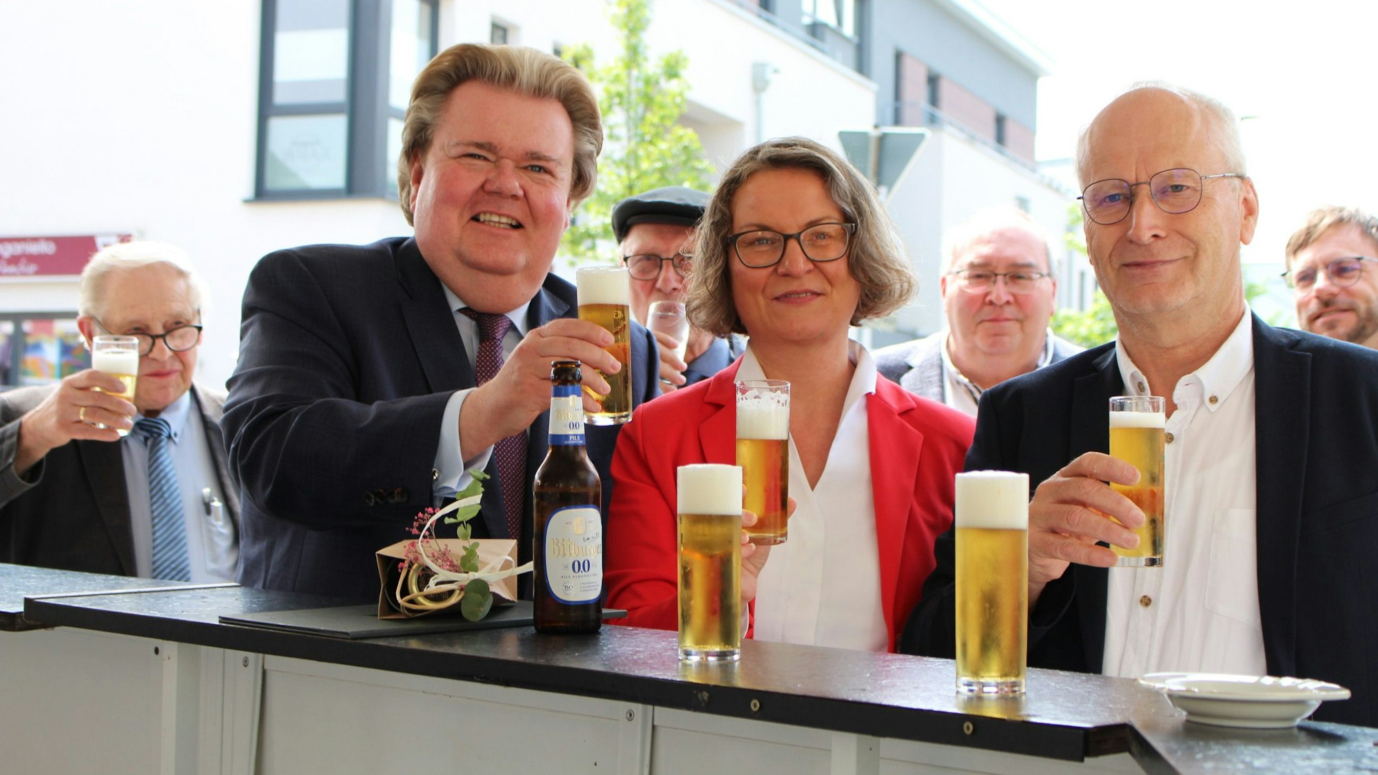 Mit 0,0 Promille stieß Ministerin Scharrenbach auf der Kirmes mit Bürgermeister Dr. Hans-Peter Schick (r.) und CDU-Landtagsmitglied Klaus Voussem (beide nicht ganz promillefrei) an.