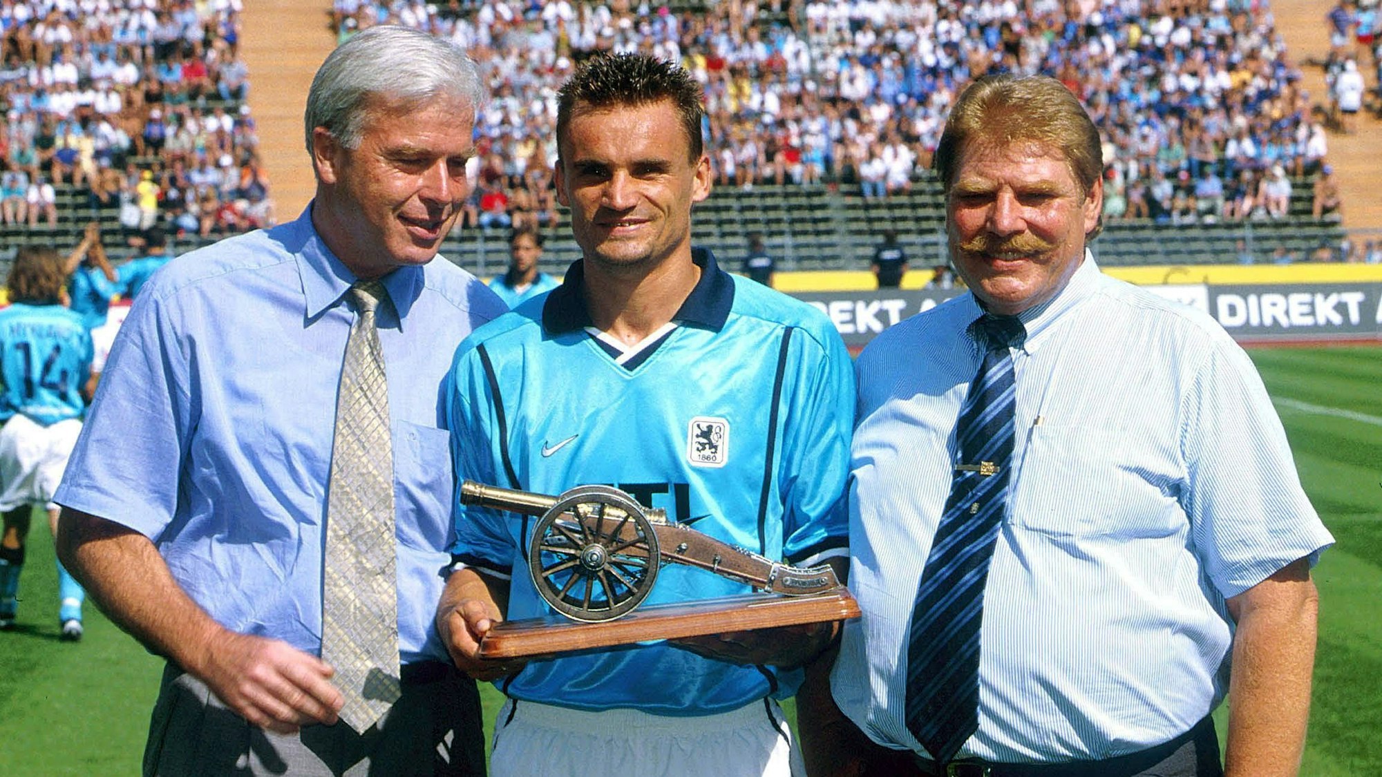 Kicker-Chefredakteur Rainer Holzschuh (links) überreicht Martin Max (Mitte) die Torjägerkanone aus der Saison 1999/2000, Präsident Karl-Heinz Wildmoser steht stolz daneben