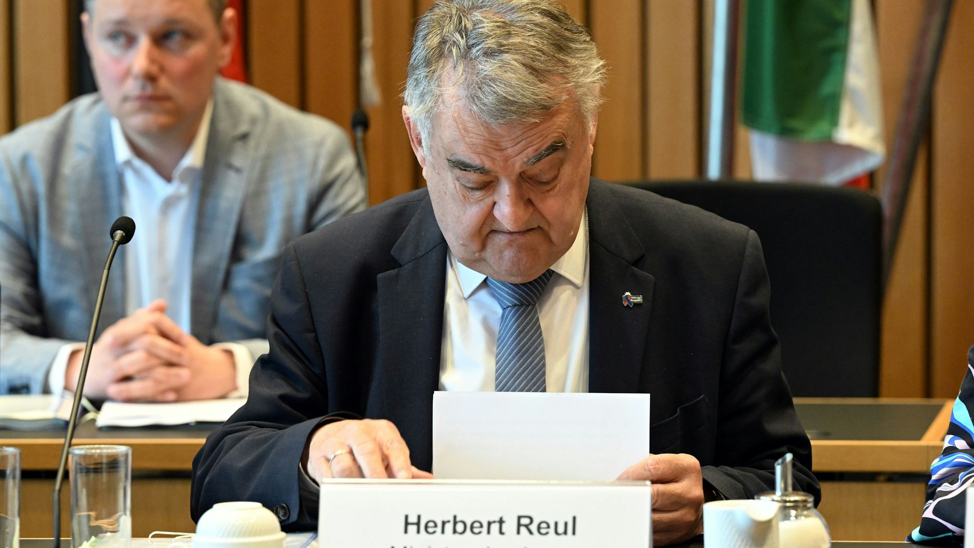 Herbert Reul (CDU), Innenminister von Nordrhein-Westfalen, nimmt an der Sitzung des Innenausschusses teil.