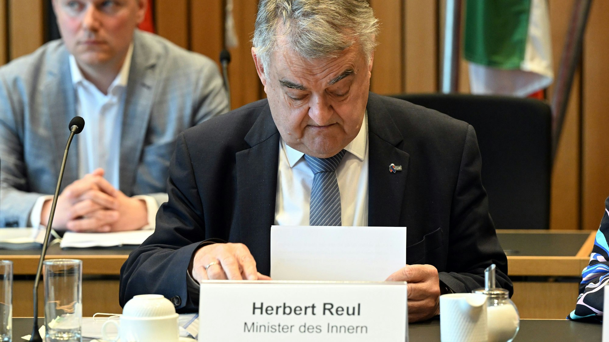 22.05.2023, Nordrhein-Westfalen, Düsseldorf: Herbert Reul (CDU), Innenminister von Nordrhein-Westfalen, nimmt an der Sitzung des Innenausschusses teil. Nach der Explosion in einem Hochhaus in Ratingen kommt der Innenausschuss des Landtags zu einer Sondersitzung zusammen.