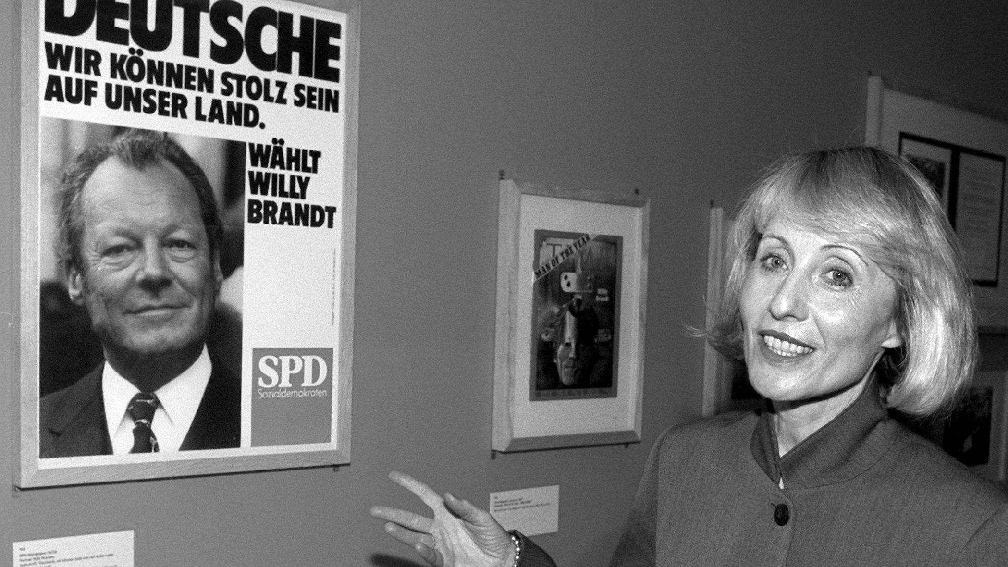 Brigitte Seebacher-Brandt, die Witwe des früheren Bundeskanzlers und Nobelpreisträgers Willy Brandt, zeigt am Freitag (6.12.96) in Berlin auf ein SPD-Plakat zu den vorgezogenen Bundestagswahlen von 1972. Das Poster gehört in die Ausstellung "Um die Freiheit kämpfen - Willy Brandt 1913-1992", die am Sonntag (8.12.96) im Rathaus Schöneberg eröffnet wird.
