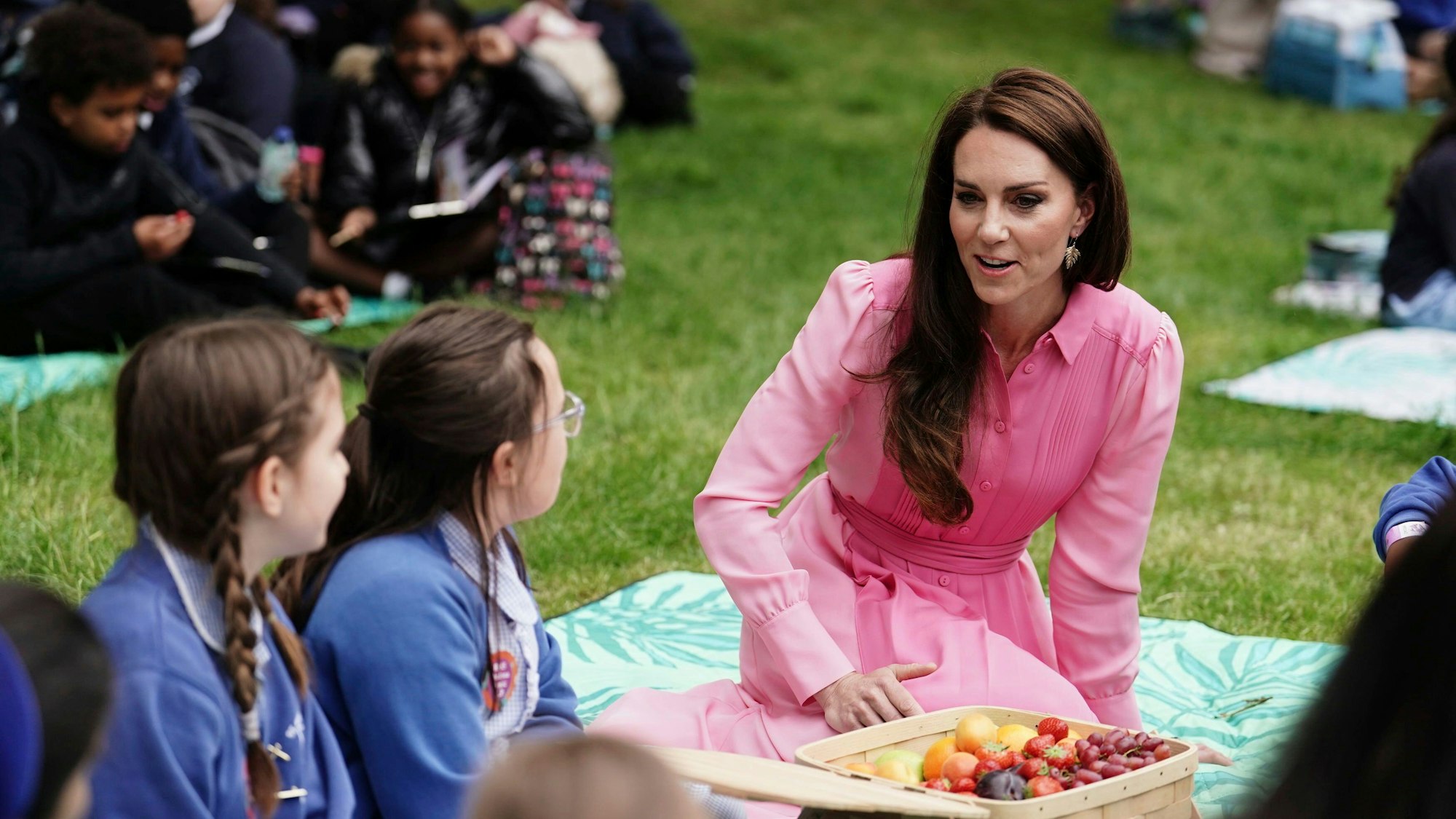 Kate, Prinzessin von Wales, im Gespräch mit Schulkindern beim ersten Kinderpicknick der RHS Chelsea Flower Show.