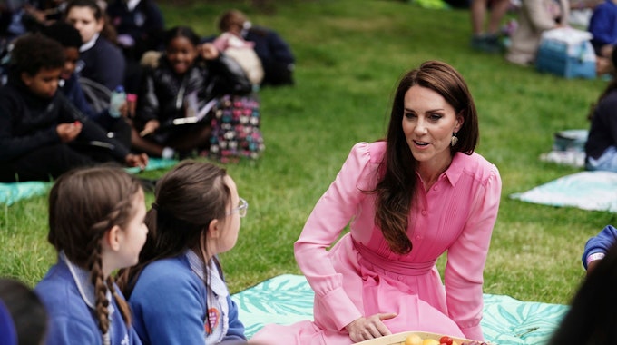 Kate, Prinzessin von Wales, im Gespräch mit Schulkindern beim ersten Kinderpicknick der RHS Chelsea Flower Show.