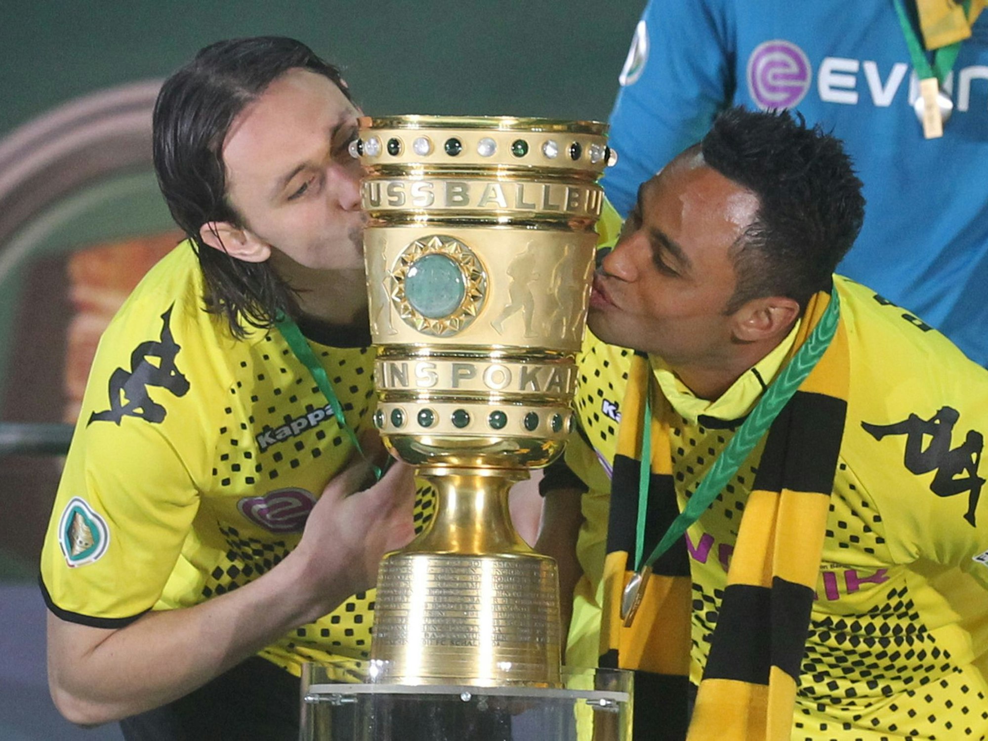 Neven Subotic und Antonia da Silva küssen den DFB-Pokal.