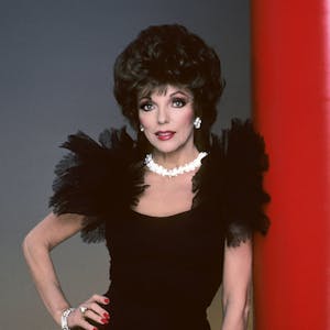 Joan Collins in einer Szene aus der 5. Staffel der Serie „The Denver-Clan“ aus dem Jahr 1984.