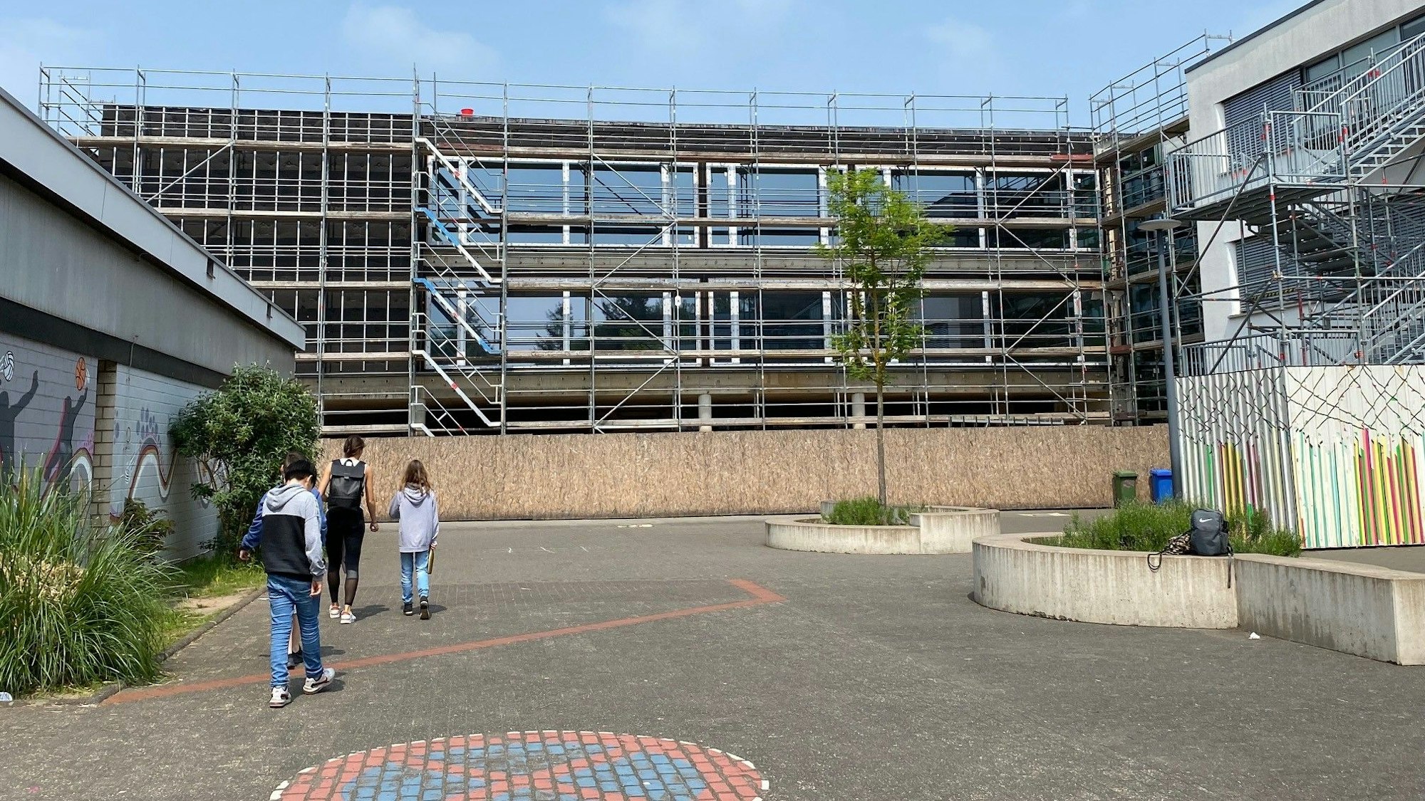 Das Foto zeigt Schüler vor der Erich-Kästner-Realschule. Deren Schulbetrieb würde auslaufen, wenn eine zweite Gesamtschule geschaffen wird.