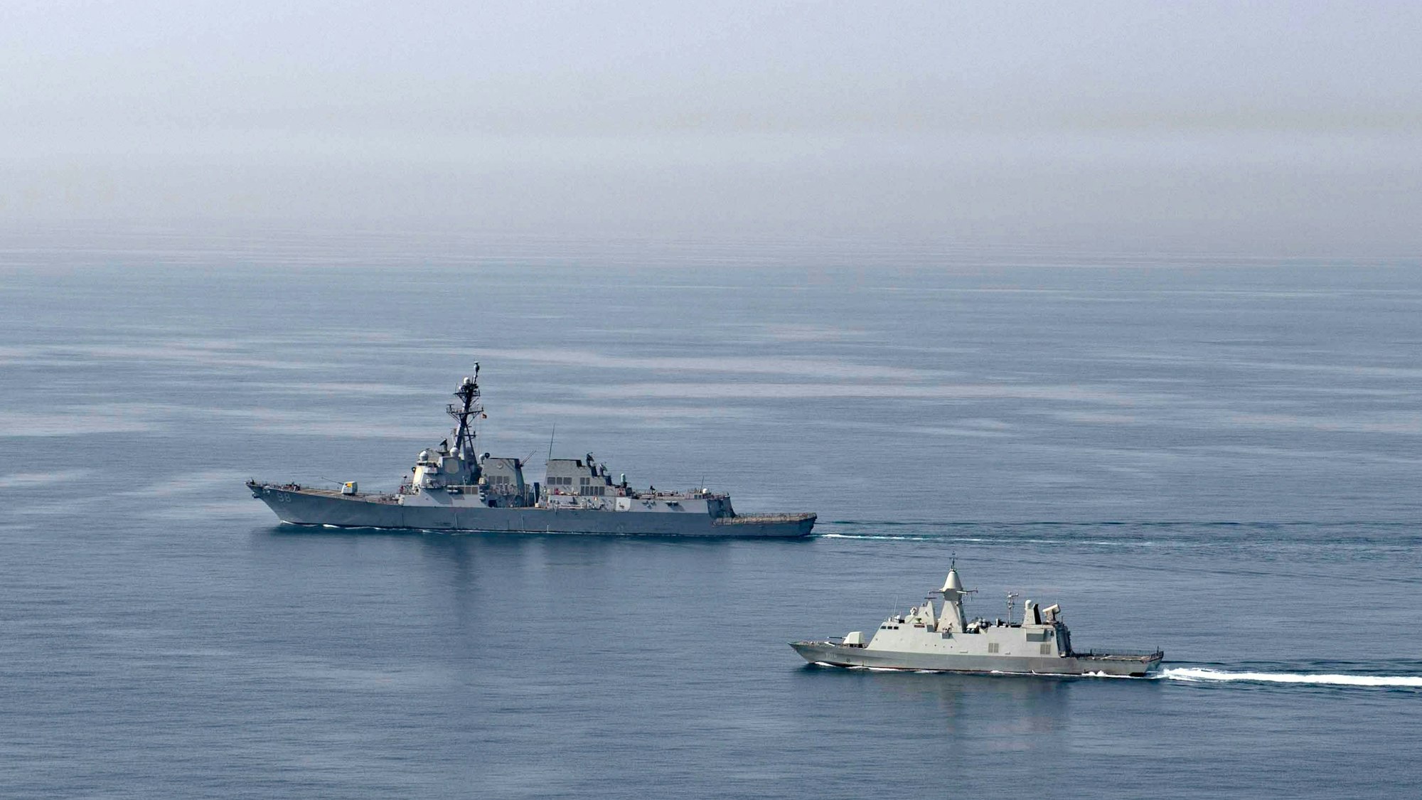 Zwei Kriegsschiffen fahren im arabischen Golf.
