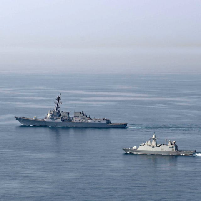 Zwei Kriegsschiffen fahren im arabischen Golf.&nbsp;