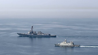 Zwei Kriegsschiffen fahren im arabischen Golf.