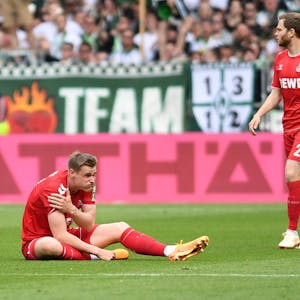 Steffen Tigges hält sich im spiel gegen Werder Bremen die Schulter.