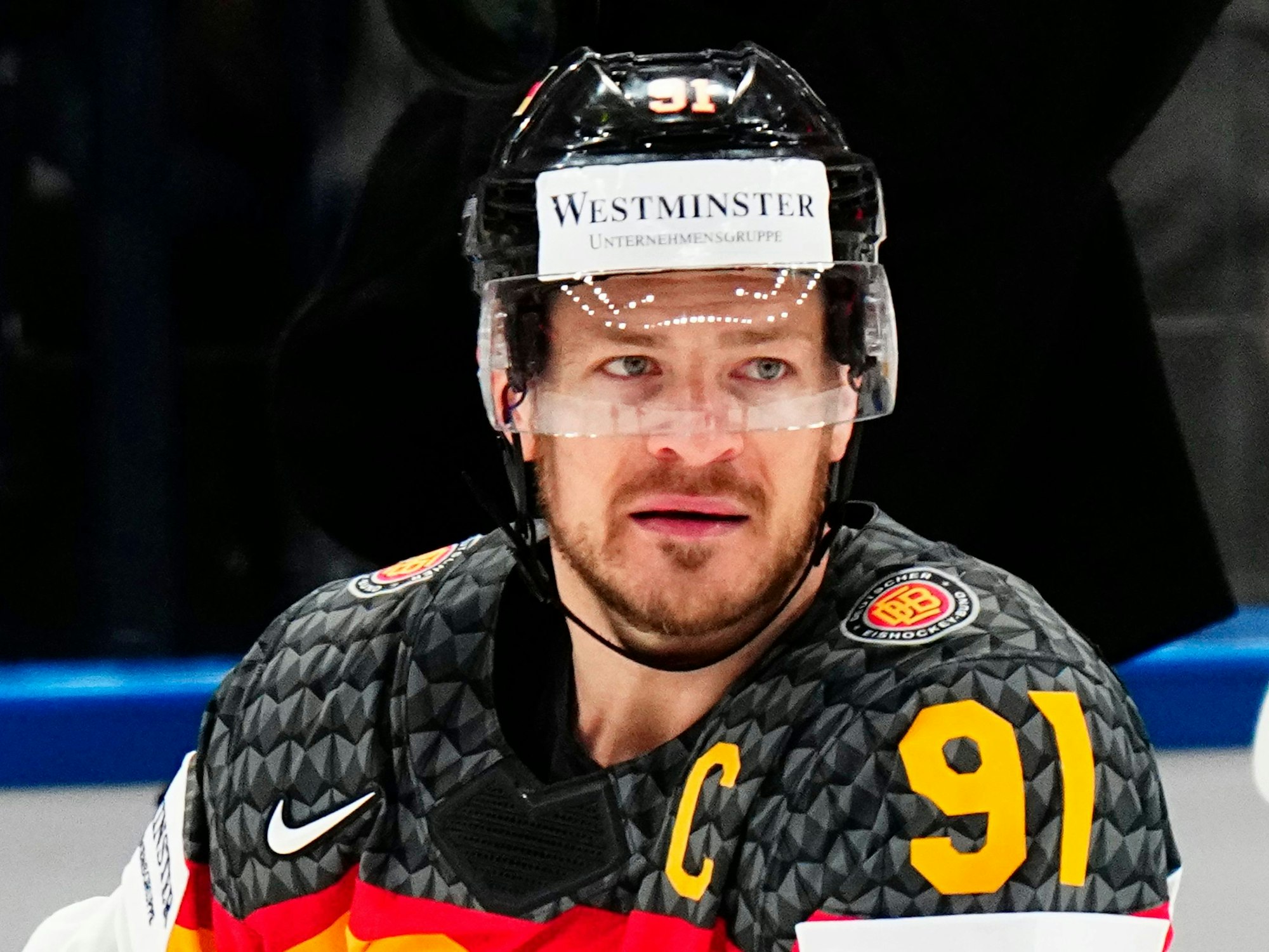 Eishockey-Nationalspieler Moritz Müller sitzt bei der WM hinter der Bande.