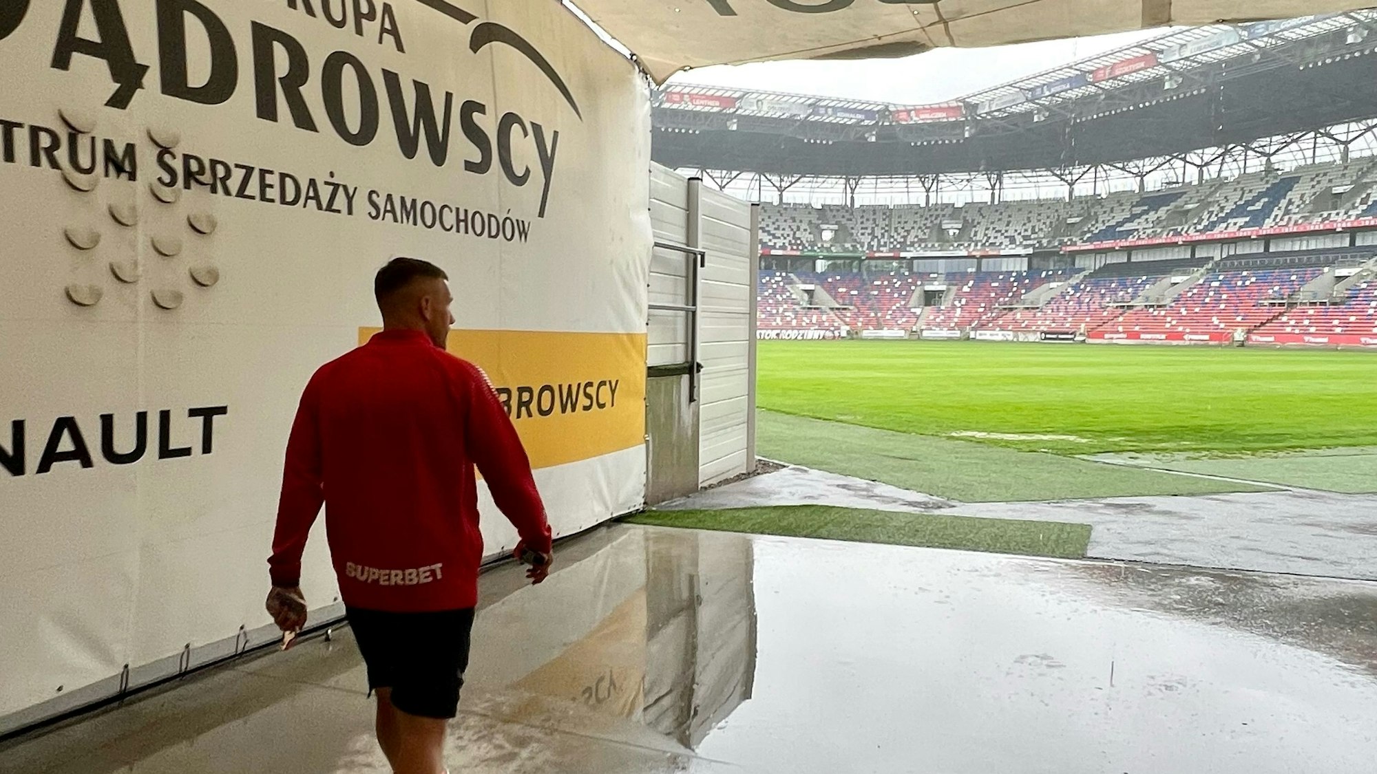 Lukas Podolski im Spielertunnel seines Heimatvereins Gornik Zabrze