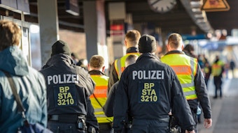 Polizeibeamte am Bahnhof Köln Messe/Deutz