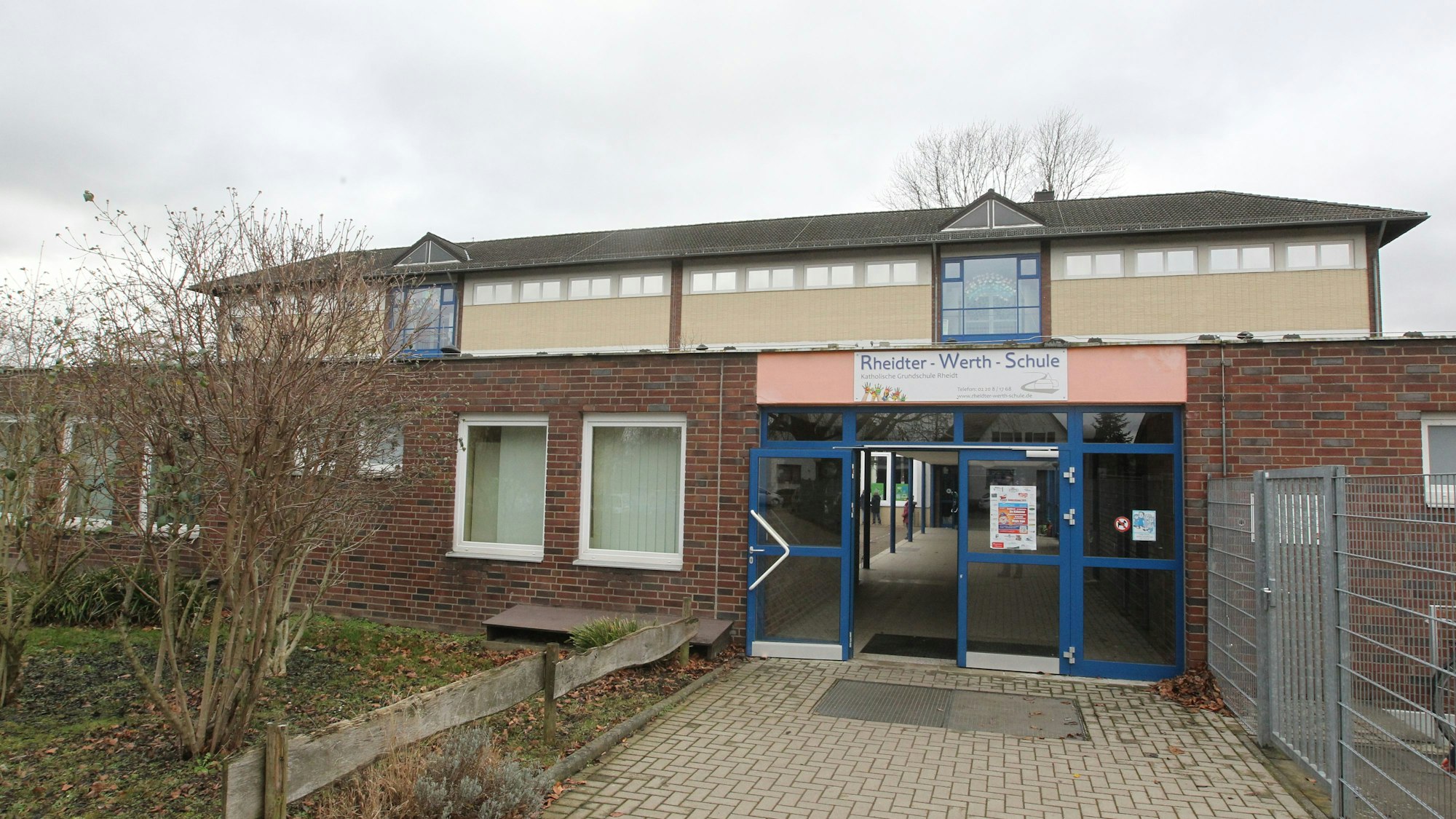 Es ist die Rheidter-Werth-Schule in Niederkassel Rheidt zu sehen.