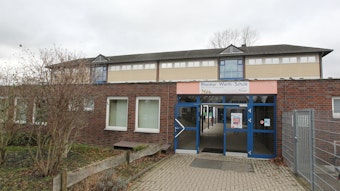 Es ist die Rheidter-Werth-Schule in Niederkassel Rheidt zu sehen.