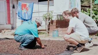 Oswaldo Chávez Gabriel (l.), Präsident der Kooperative Adiba, zeigt Tilman Böing und Frederik Baumann (r.) von Zwoo Kaffeeröster die Ernte der Kaffeebauern in Guatemala.