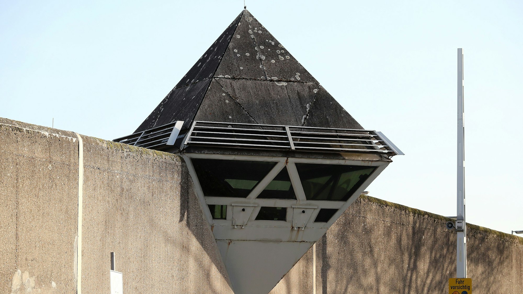 Das Bild zeigt die Fassade des Gefängnisses in Köln-Ossendorf.