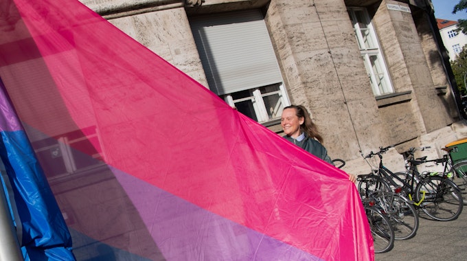 Lena Kreck (Die Linke), Berlins Senatorin für Justiz, Vielfalt und Antidiskriminierung, hisst mit einer Vertreterin des Vereins „BiBerlin“ zum internationalen Tag der Bisexualität vor ihrem Dienstgebäude die „Bi-Flag“.