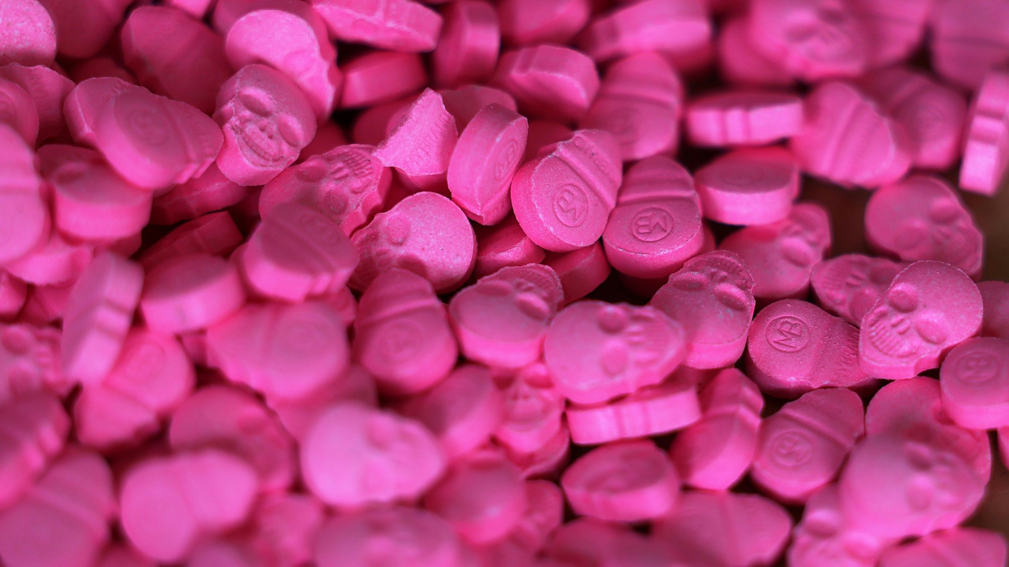 Pinke Ecstasy-Tabletten in Form von Totenköpfen.