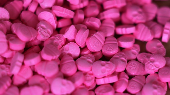 Pinke Ecstasy-Tabletten in Form von Totenköpfen.