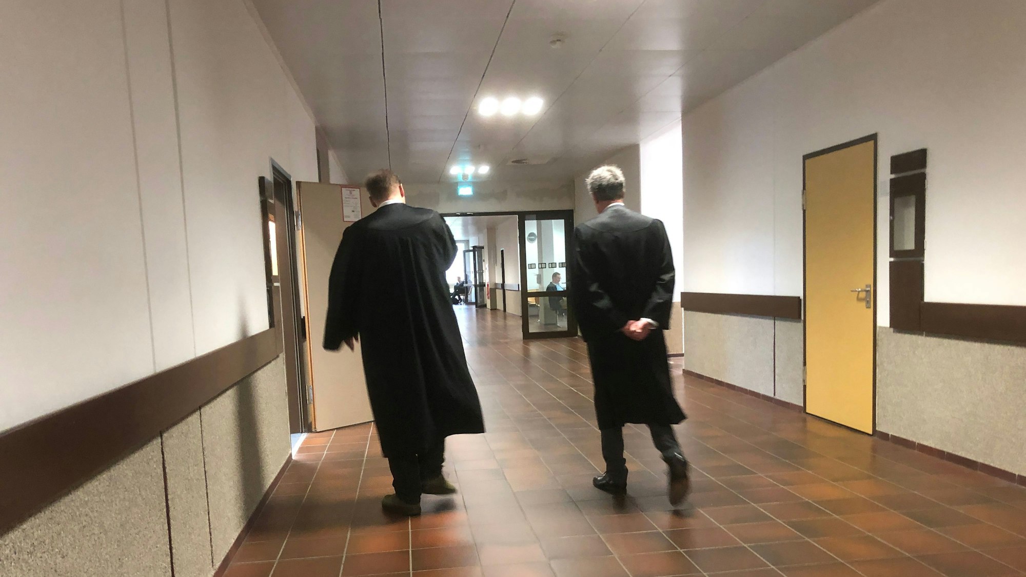 Landgericht Köln, Rechtsanwälte gehen zur Sitzung.