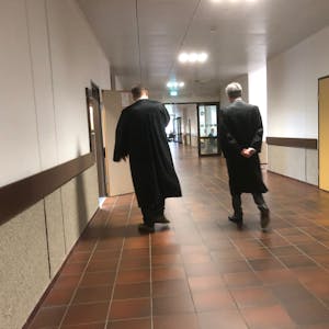 Landgericht Köln, Rechtsanwälte gehen zur Sitzung.
