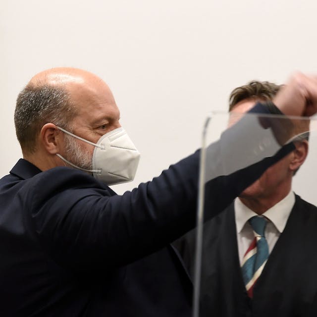 Das Bildzeigt Thomas Drach beim Beginn des Hauptverfahrens vor der großen Strafkammer am Landgericht Köln im Februar 2022.