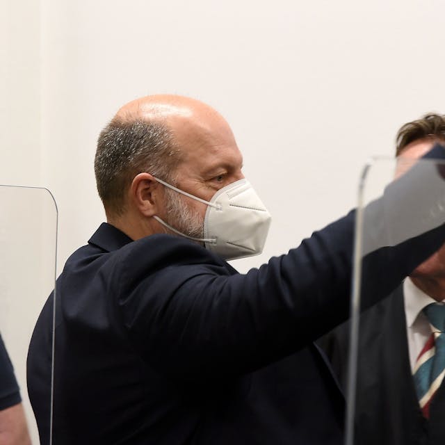Das Bildzeigt Thomas Drach beim Beginn des Hauptverfahrens vor der großen Strafkammer am Landgericht Köln im Februar 2022.