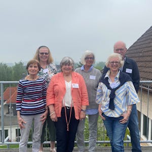 Sechs Beteiligte des Treffpunkts Ehrenamt in Burscheid stehen auf einem Balkon.