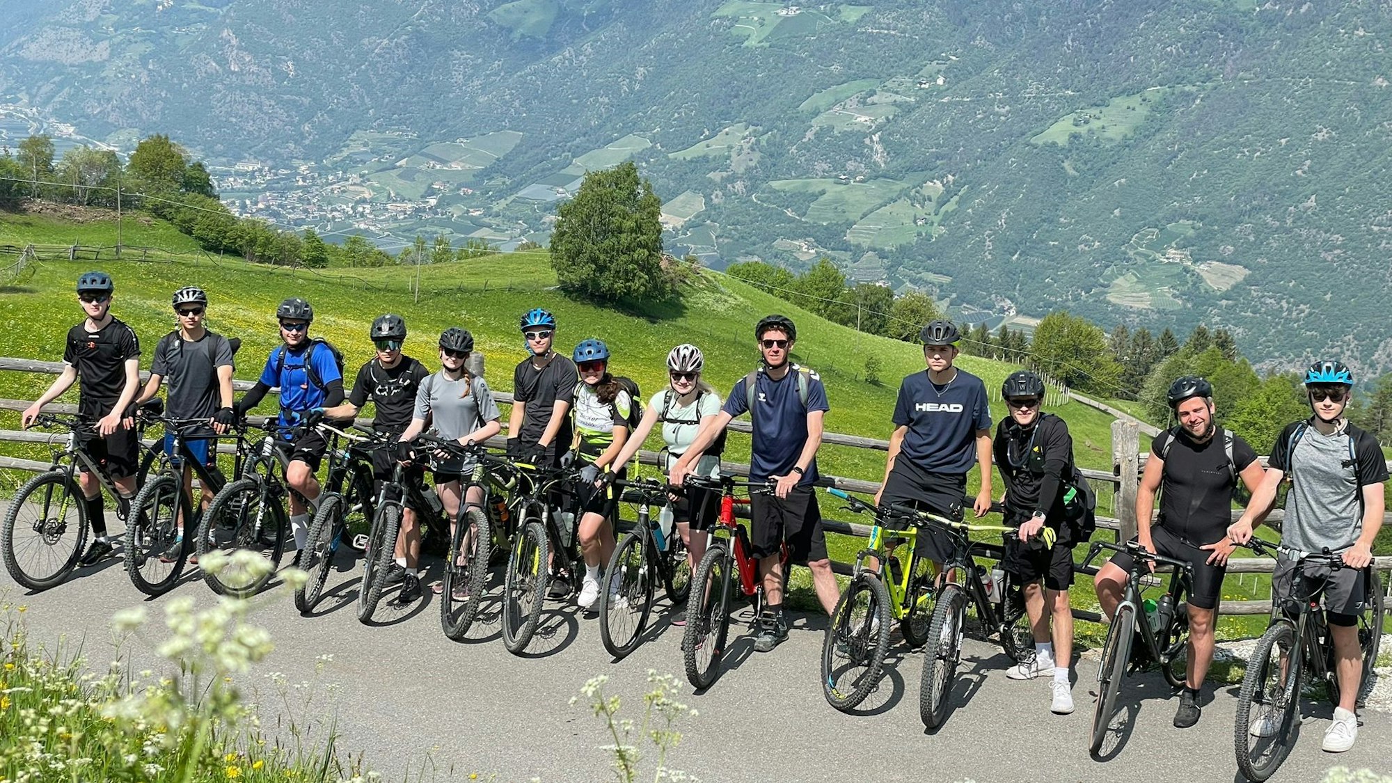 Die Mountainbiker aus Gummersbach vor dem Alpenpanorama.