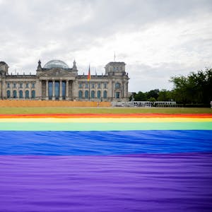 Eine riesige Regenbogenfahne liegt am Diversity-Tag vor dem Reichstagsgebäude.