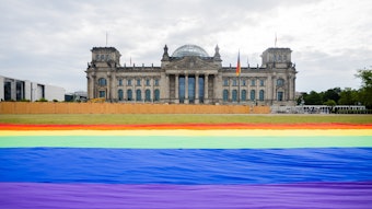Eine riesige Regenbogenfahne liegt am Diversity-Tag vor dem Reichstagsgebäude.