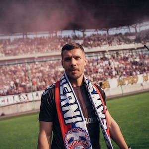Lukas Podolski mit Fan-Schal im Stadion seines Heimatvereins Gornik Zabrze