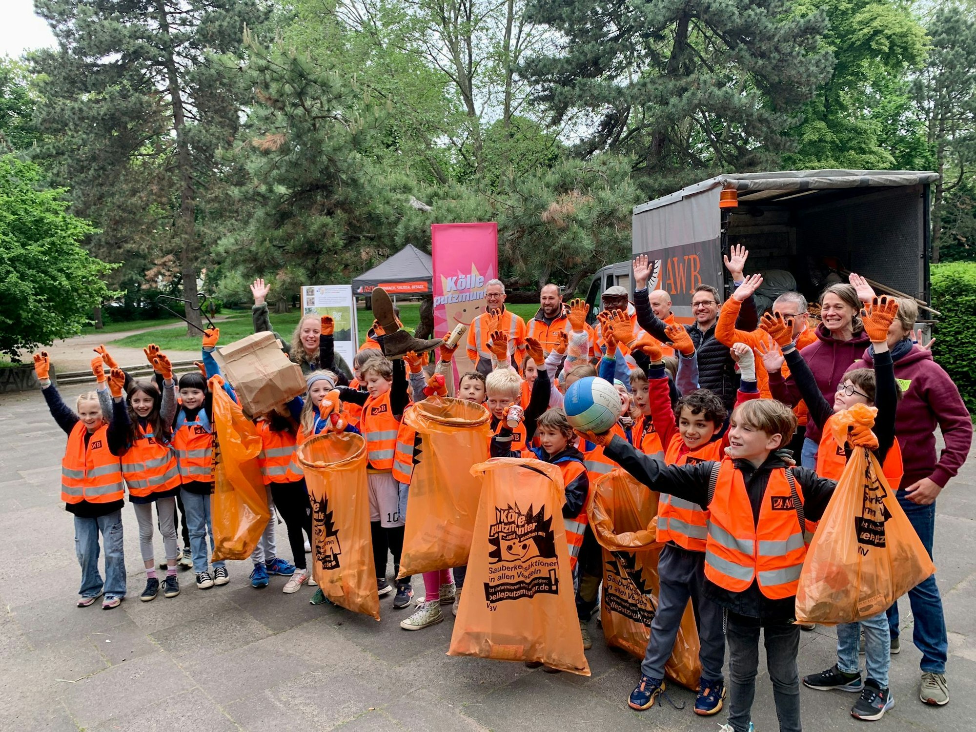 Schülerinnen und Schüler der GGS Zwirner Straße zeigen ihren gesammelten Müll.