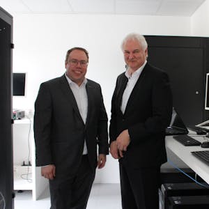 Im neuen Serverraum der Volksbank Euskirchen stehen die beiden Vorstandsmitglieder Marc Güttes (l.) und Hans-Jürgen Lembicz.