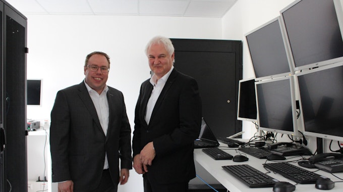 Im neuen Serverraum der Volksbank Euskirchen stehen die beiden Vorstandsmitglieder Marc Güttes (l.) und Hans-Jürgen Lembicz.