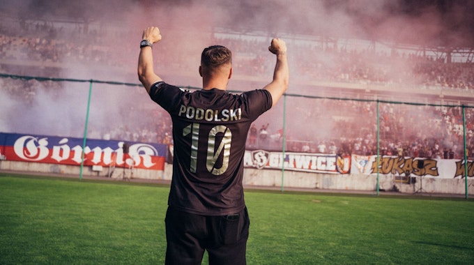 Lukas Podolksi jubelt im Stadion seines Heimatvereins Gornik Zabrze mit den Fans.