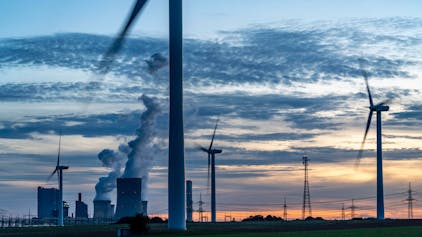 Braunkohle Kraftwerk, RWE Power AG Kraftwerk Niederaußem und&nbsp; Windkraftwerke sind im Sonnenuntergang zu sehen.