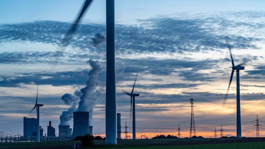 Braunkohle Kraftwerk, RWE Power AG Kraftwerk Niederaußem und&nbsp; Windkraftwerke sind im Sonnenuntergang zu sehen.
