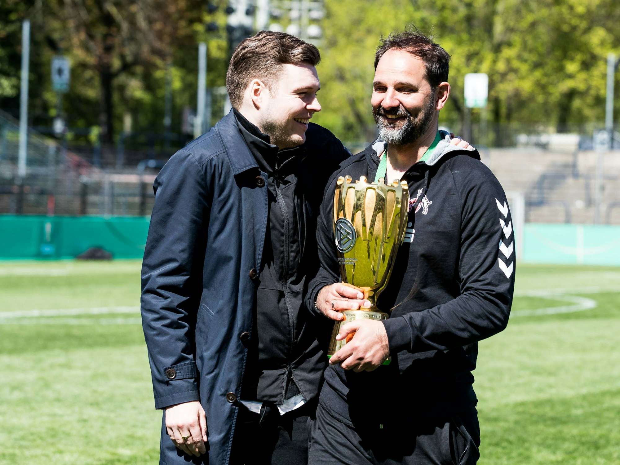 Lukas Berg (Leiter Nachwuchsleistungszentrum) und Stefan Ruthenbeck (Trainer 1. FC Köln) mit dem DFB-Pokal nach dem Junioren-Finale gegen den FC Schalke 04